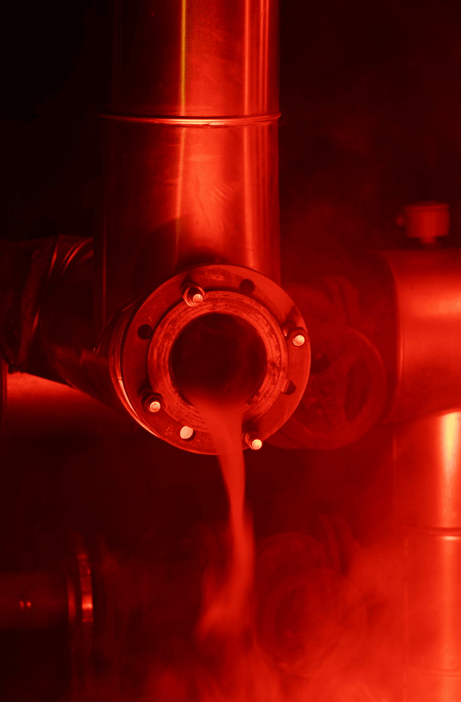 Tuyau de chaufferie laissant échapper de la vapeur