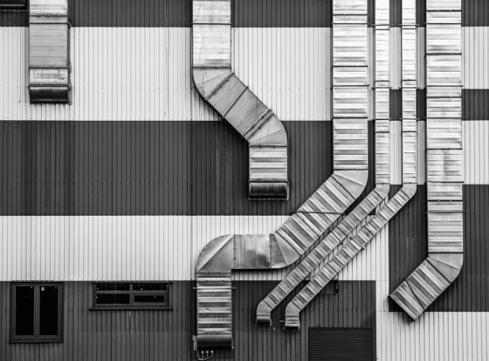 Gaines rectangulaires fixées sur un mur extérieur