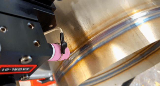 Soudure orbitale en cours sur un tuyau